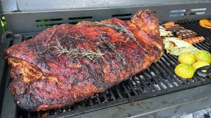 Pechito a la barbacoa con ensalada tibia de vegetales