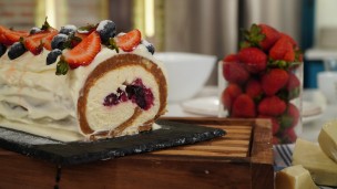 Arrollado de galletitas, chocolate blanco y frutos rojos