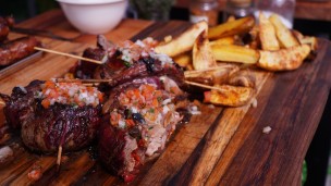 Increíble entraña a la parrilla gratinadas con papas y salsa criolla