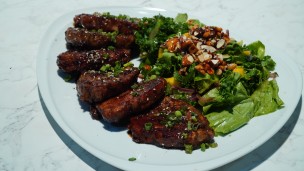 Riquísimo cerdo laqueado con ensalada crocante