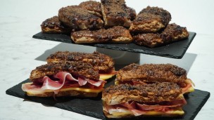 Algo diferente: tortitas negras con jamón crudo