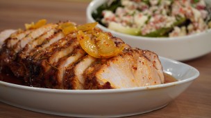 Carré de cerdo al limón con ensalada de puerros asados