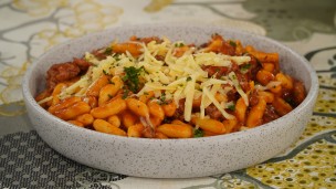 Sorprende con este cavatelli con salsa de salchicha parrillera