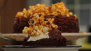 Increíble torta cremosa de chocolate y pochoclos