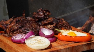 Vacío a la parrilla con cebolla gratinada