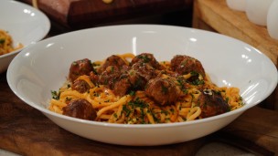 Sorprende con estos spaghetti a la chitarra con salsa y albóndigas