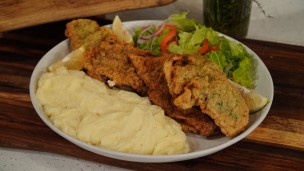 Marinera de carne con puré de papa y ensalada mixta