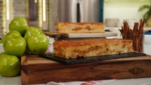 Rico y fácil budín de pan con manzana caramelizada