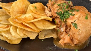 Pollo a la cacerola con papas españolas