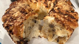 Riquísima rosca acordeón de queso y champiñones