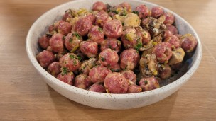 Ñoquis de remolacha con salsa de hongos