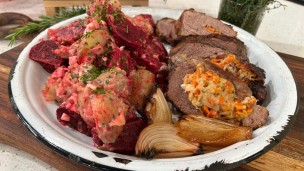 Colita mechada de vegetales y ensalada de remolacha y papa