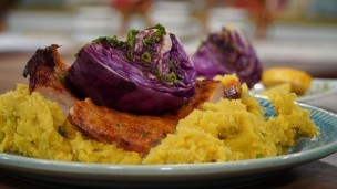 Matambre de cerdo al chimichurri con puré de batata y repollo