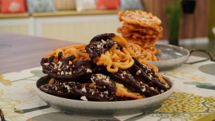 Aprendé a cocinar buñuelos con salsa de chocolate 