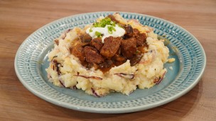 Riquísima carne al strogonoff con puré de papa