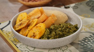 Algo diferente: crema de espinaca con chips de plátano y mandioca