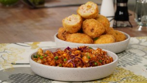 Riquísimas croquetas de pollo con ensalada crocante de arroz