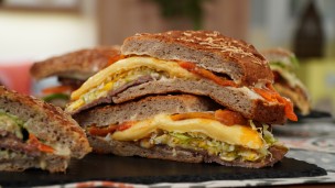 Increíble show de sándwiches de lomito