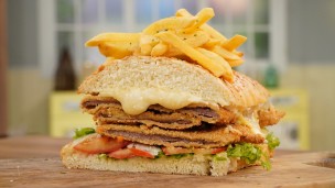 Mega sándwich de milanesa