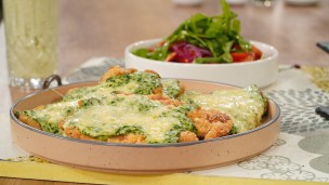 Milanesas de pollo a la florentina con ensalada de tomate