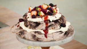 Rica y fácil pavlova de cacao y frutos rojos