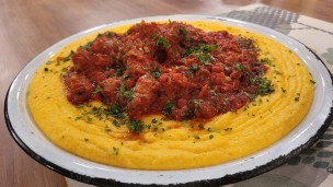 Aprendé a cocinar polenta con estofado de salchicha parrillera