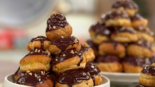 Increíble torre de profiteroles