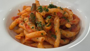Fusilli al fierrito con salsa putanesca