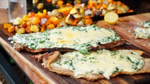 Matambrito de cerdo a la fiorentina con vegetales al horno con leña