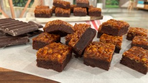 Increíble brownie con crocante de caramelo