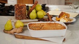 Riquísimo postre en fuente de pera y almendra