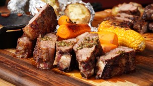 Tres cortes de bife de chorizo a la parrilla con vegetales rellenos