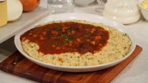 Tortuguita guisada al vino tinto con cremoso de arroz y parmesano