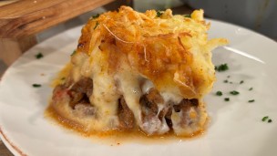 pastel de papa y carne cortada a cuchillos