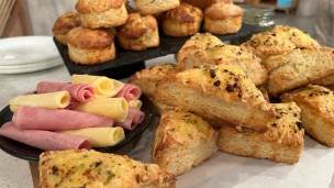 Especial para la merienda: scones clásicos y de queso