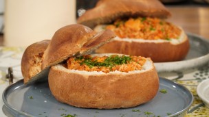 Para el frio: guiso de pollo en pan de campo 