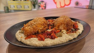 Pechugas de pollo en croute con berenjenas