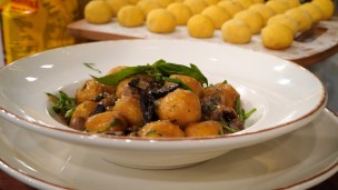 Ñoquis de batata rellenos de queso con ragú de hongos