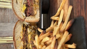 Sorprende con esta hamburguesa smasheada  