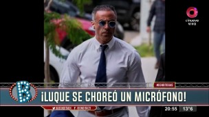 Leopoldo Luque le robó el micrófono a un periodista.