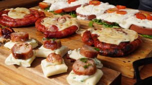 Mortadela a la parrilla con queso y pinchos de chorizo