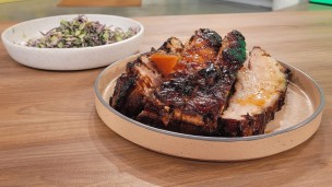 Sorprende con esta panceta laqueada con ensalada verde