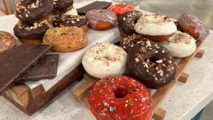 Ricas y fáciles donas rellenas bañadas en chocolate