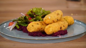 Sorprende con estos bastones de papa y queso con ensalada
