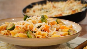 Pasta gratinada con coliflor y pasta seca con repollitos