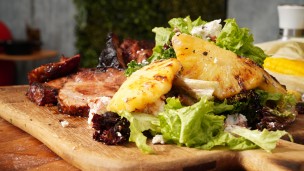 Increíble bondiola con vegetales colgados