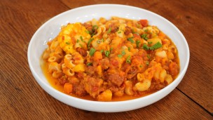Aprendé a cocinar guiso carrero de carne y fideos