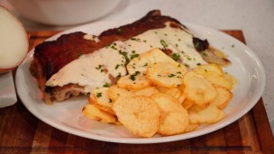 Sorprende con este vacío al horno con papas españolas 