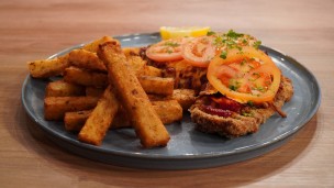Milanesa a la napolitana con bastones de papa y batata