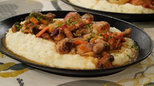 Increíble pollo al vino con puré cremoso